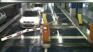 Жена чупи бариера с ръце, за да премине с автомобила си