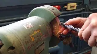 Fachkunde Metall - Fertigungstechnik - Trennen - spanend - Schleifen - Bohrer sch&auml;rfen