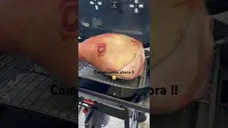 Primera vez Asando un pernil en barbacoa con carb&oacute;n en Francia 😆 que ricooo! #parati #cerdoasado