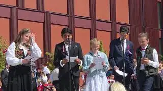 17. Mai 2025 Zain holder tale på skolen.