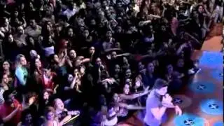 Luan Santana canta 