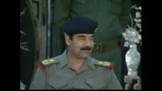 من أرشيف مركز  تسجيلات الصراع... (٢) : صدام يكرم مجموعة من الضباط بعد أم المعارك