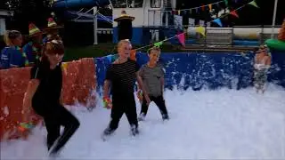 Schuimparty bij zwembad De Dompelaar in Groot Ammers