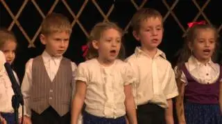 A gyerekek műsora a városi idősek napi ünnepségen
