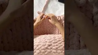 Come along with me as I make a chunky knit blanket! #fingerknit #chunkyknit #yarn #blanket #diy