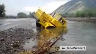 Российский грузовик, застрявший в реке, &laquo;обманул смерть&raquo;