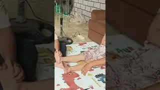 Memijat kaki  ibu muda #short #terapisjalanan #pijat