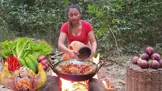 Survival Skill: Cooking Chicken with red ant wild recipe