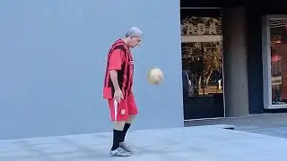 JORGE BRASIL EM FRENTE A ARENA DA BAIXADA,FAZENDO EMBAIXADINHAS.
