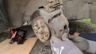 how to change front brake pads on Mitsubishi asx