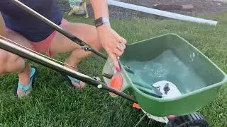 Scotts Turf Builder Edgeguard Mini Broadcast Spreader Review