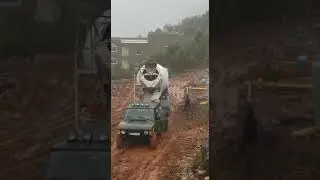 Range Rover Classic Pull A Big Concrete Mixer Truck 😳 #Shorts