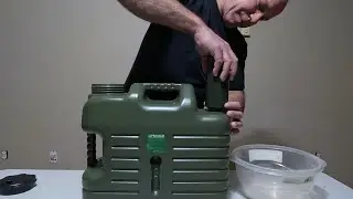 Использование аккумуляторного насоса на 5-галлонном резервуаре для воды.