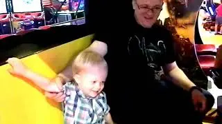 Малыш Лев играется с папой Little Leo is played with dad