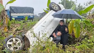 The girl rescued the car that had toppled into the abyss and repaired and restored the car.