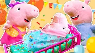 Oyuncak videoları. Peppa oyuncak yeni doğmuş bebek kardeşine bakıyor