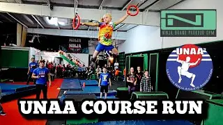 когда она проходит полосу препятствий UNAA в тренажерном зале Ninja Brand Parkour Gym