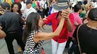 PARRANDAS  CALIENTES CON MARIANELLA Y EMILIO EN EL PARQUE BERRIO MEDELLIN COLOMBIA
