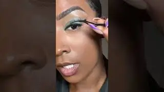 If your learning how to apply lashes these lashes are so easy to apply 👉🏾 #makeup #makeuptips