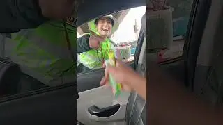 Una mujer polic&iacute;a brind&oacute; apoyo a una adulta mayor que trabajaba como ambulante