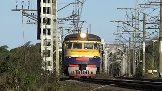 Электропоезд ЭР2-605/1310 на ст. Приедайне / ER2-605/1310 EMU at Priedaine station