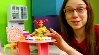 Barbie-nukke ja muovailuvahapizza. Hauskoja lasten videoita & Barbie-nukkeja.