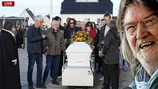 Johnny Madsen begraves: Rørende billeder Familie og venner siger et sidste farvel til Johnny Madsen