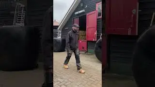 Maarten op klompen Boerderij Westerpark