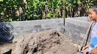 Trabajando de ayudante de albañil. 