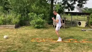 Voetbalco&ouml;rdinatie oefening 7: loopladder in- en uitspringen
