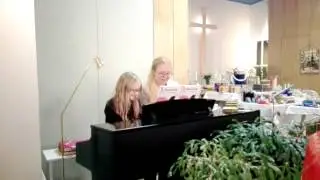 Dessan spelar piano i fullsatt missionskyrka i &Auml;ng