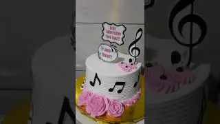 Bolo feminino com notas musicais