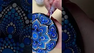 Наскальная живопись с синими и белыми точками в виде мандалы #искусство #удовлетворение #художест...