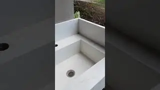 fazendo os rodopia da bancada em porcelanato #banheiro #acabamentos.