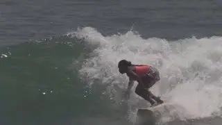 Khadjou Sambe, la primera surfista profesional de Senegal