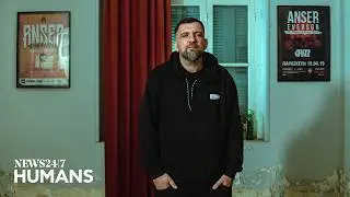 Anser: &Delta;&epsilon;&nu; &upsilon;&pi;ά&rho;&chi;&epsilon;&iota; &ldquo;&kappa;&alpha;&lambda;ύ&tau;&epsilon;&rho;&omicron;&sigmaf; &rho;ά&pi;&epsilon;&rho;&rdquo;. &Mu;ό&nu;&omicron; &ldquo;&pi;&iota;&omicron; &delta;&eta;&mu;&omicron;&phi;&iota;&lambda;ή&sigmaf;&rdquo;