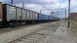 Электровоз 3ЭС5К-054 с грузовым поездом
