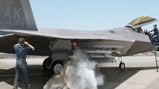 Мощный американский F-22 выпускает большое количество дыма во время громкого запуска двигателя