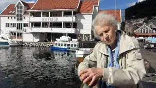 Tove p&aring; torget i Bergen.AVI
