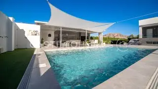 Modern villa with large plot, private pool and beautiful mountain views | 449.000 &euro;