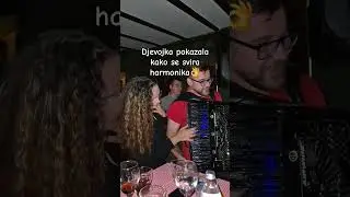 Djevojka pokazala kako se svira harmonika