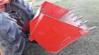 Large Capacity (0,8 m&sup3;) 3 Point Hitch Dump Bucket (in action 1/3). Experimental