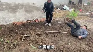 大雨过后建华趁地湿，收拾自己的小花园，最后搞得人仰马翻。#用抖音记录农村真实生活