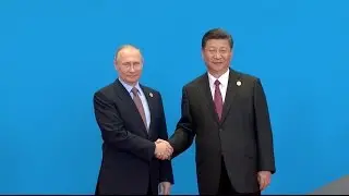 Chinese President Greets Guests before BRF Leaders' Round table Summit