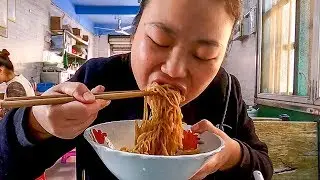 媳婦去趕集，吃貨的她又上街吃啥，大口吃真香