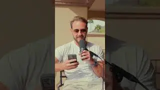 Кейси Зандер демонстрирует свой профиль в элитном приложении для знакомств, чтобы без труда привл...