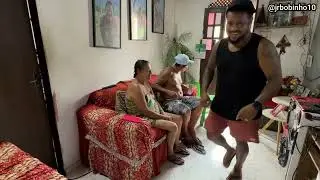 JR BOBINHO &Eacute; DESTEMIDO! ELE COME A BANANA E JOGA A CASCA NO MEIO DA SALA!