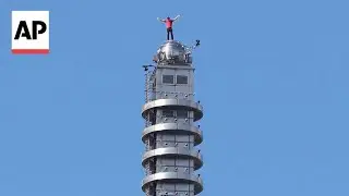 Moment Alex Honnold climbed to the top of Taipei 101 skyscraper without ropes