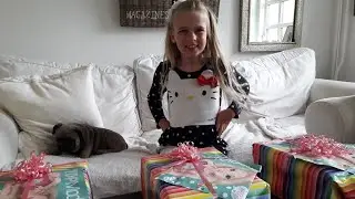 SanneVilleFamily❤Nadia k&oslash;ber gaver til pigerne🎁😍