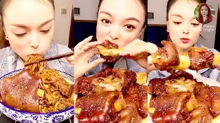 Spicy and sweet fried noodles, eating them with the braised pork trotter makes it even more special!